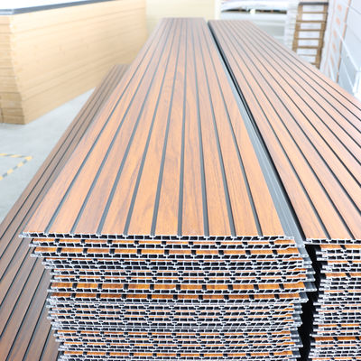 پانل دیواری PVC با طرح چوب، تخته دیواری تزئینی، مواد سازگار با محیط زیست برای اتاق خواب، اتاق نشیمن، دیوار پشت تلویزیون